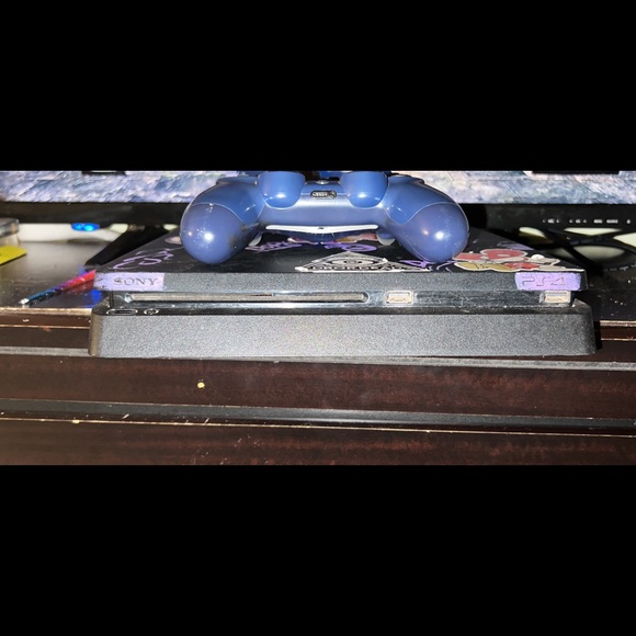 PlayStation 4 - Picture 1 of 4